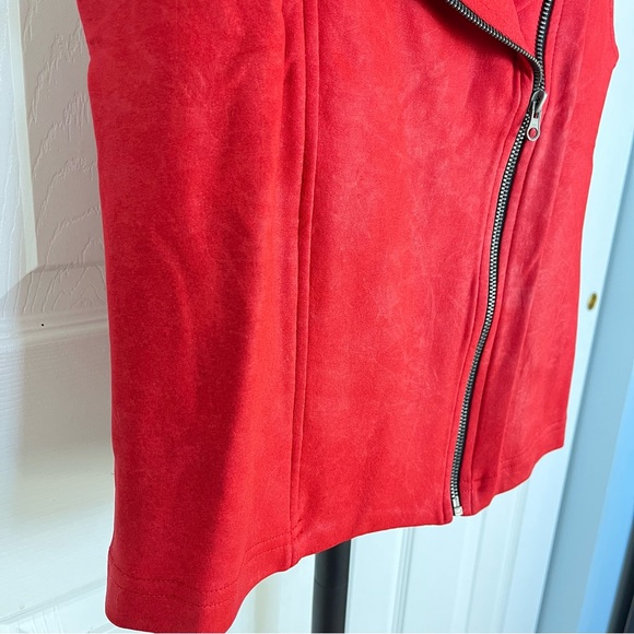 3/$30 Krisa Crushed Moto Vest in Lipstick - Picture 4 of 8